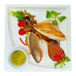 Doradă la grătar pe pat de legume