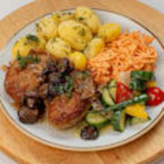 Kotlet mielony tradycyjny z ziemniakami i surówką