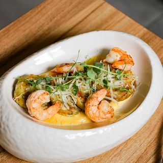 Солоні сирники з криветкою під соусом голландез