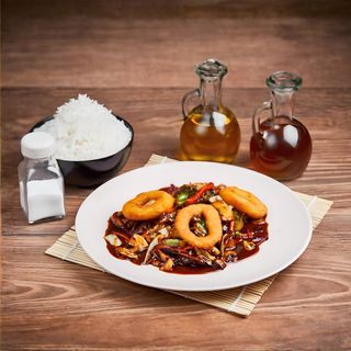 Pohovane lignje sa povrćem u sosu po želji