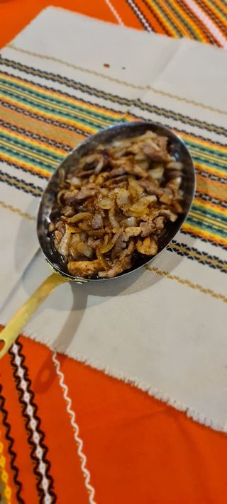 Свинско с лук и чушки (400г)