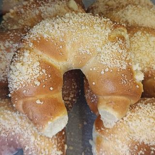 Rogal drożdżowy z kruszonka