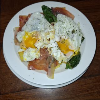 Huevos Rotos con Jamón