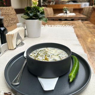 CIORBA DE SALATA CU SLANINA FRIPTA SI PAPARADA