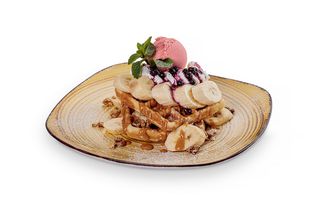 Бельгийские вафли с бананом, карамельным соусом, мороженым (350г)