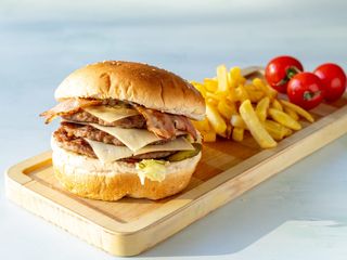 Trodupli bejkon burger i pomfrit