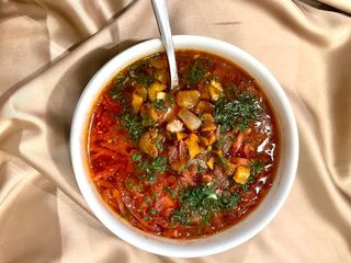 უკრაინული ბორში და შემწვარი სალა