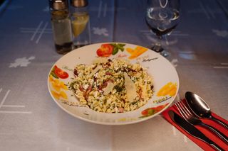 Macaroane cu branza, bacon si marar