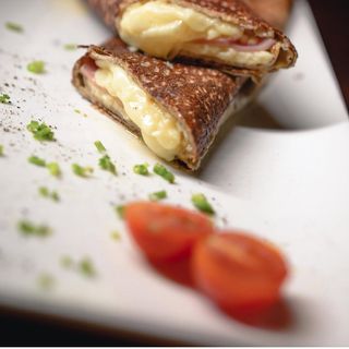 Queso brie, tomate y espinacas