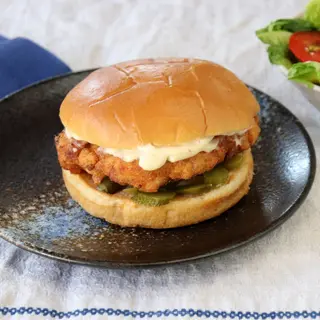 Hamburguesa Con Pollo Y Huevo