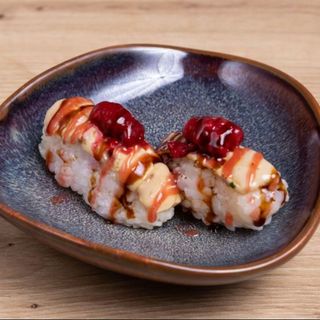 Nigiri de foie flambeado. Frambuesas y coulis de frutos rojo (2 uds.)