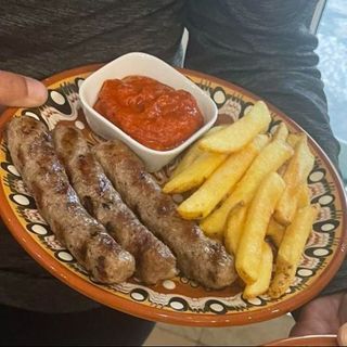 Кебапчета с гарнитура