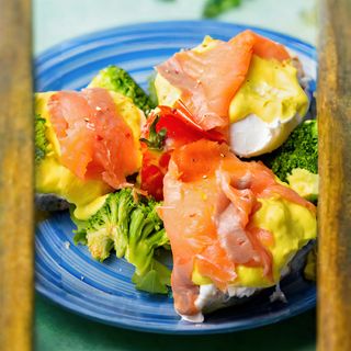 Oua posate cu broccoli in unt si somon fume