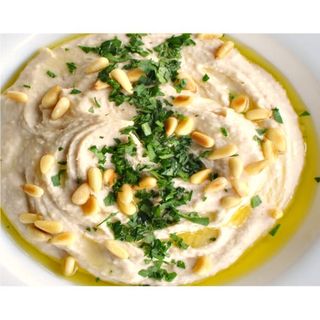 Hummus cu muguri de pin