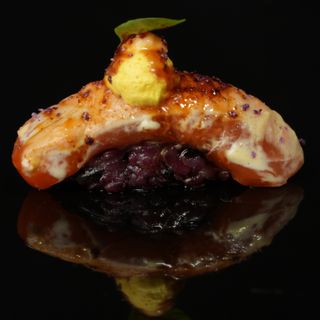 35. Black Nigiri Fire Salmon (1 Pza.)