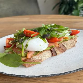 Яйце пашот з лососем та гуакамоле