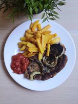 Свински врат на скара с пържени картофи и лютеница (400г)