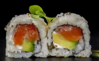 Uramaki de salmón con queso (8 pzs.)