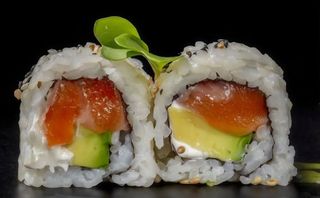 Uramaki de salmón con queso (8 pzs.)