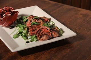 Tagliata con radicchio, scamorza e pistacchio
