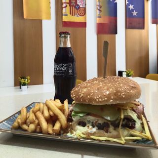 Hamburguesa,papas y refresco coca cola 