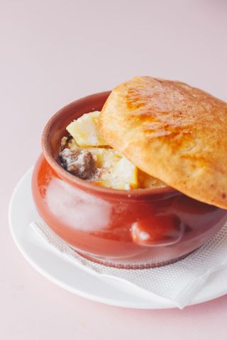 Говядина с грибами в горшочке