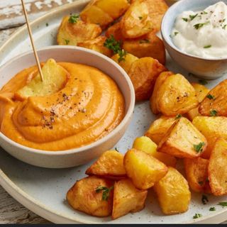 18. Patatas fritas dos salsas