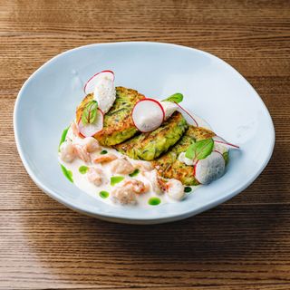 Кабачкові оладки з креветками та ікрою щуки