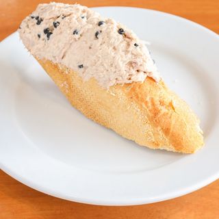 Montadito de ensalada de atún (1 ud.)