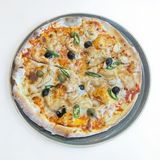 პიცა ქათმით და ზეთისხილით/Pizza with chicken and olives