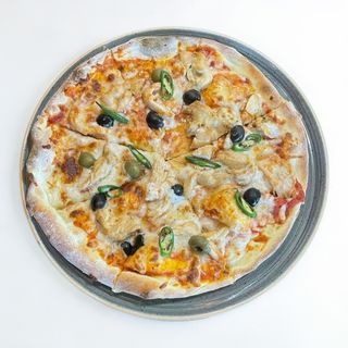 პიცა ქათმით და ზეთისხილით/Pizza with chicken and olives