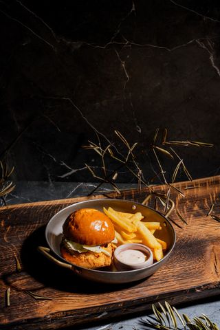 Burger Caesar cu șnițel crocant de pui și cartofi pai