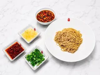 Makaron z bakłażanem i wieprzowiną w kostce(06c))
