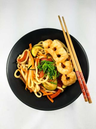 Udon z krewetkami i warzywami