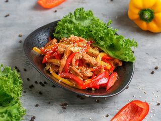 Աղցան թայական հավի մսով