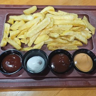 Tabla de patatas caseras con cuatro salsas 