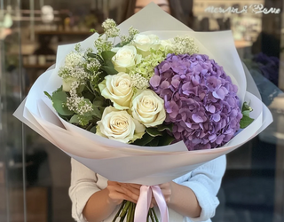 Buchet trandafiri albi, hortensie lila și vax