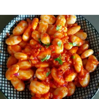 Боб с лютеница и лук