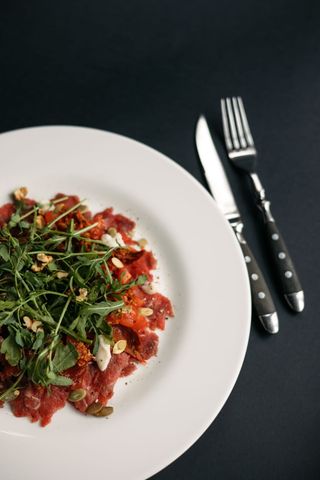 Карпачо з яловичини з трьома видами томатів та соусом пепер