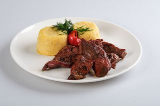 Pastrama de oaie la ceaun cu mamaliguta si mujdei de usturoi