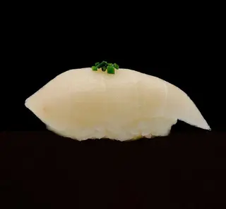 Nigiri de pez mantequilla con cebollino