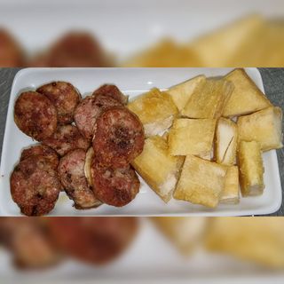 CHORIZO CON YUCA FRITA