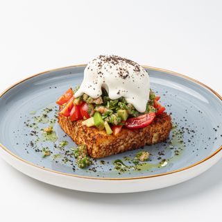  Бриошь с сёмгой, авокадо и яйцом пашот