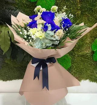 5 ROSE BLU CONFEZIONATA CON ELEMENTI FLOREALI