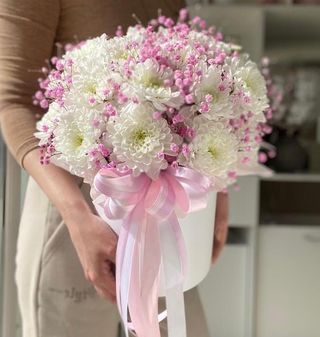 თეთრი ქრიზანთემა, ვარდი და გიფსოფილა ყუთში