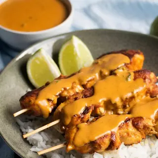 Brocheta pollo satay