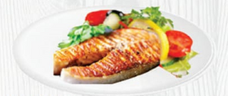 Salmone alla griglia con patate e insalata