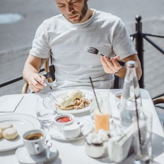 Menú Mutilva Alta, Desayuno y Merienda:1 Zumo de Naranja +1 Bebida Caliente o Fria + 1 Pintxo de Tortilla + 1 Tostada +1 Dulce Clasico, +1 Bowl de Yogur Griego Con Cereales y miel
