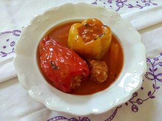 Punjena paprika 2 komada prilog pire 400g