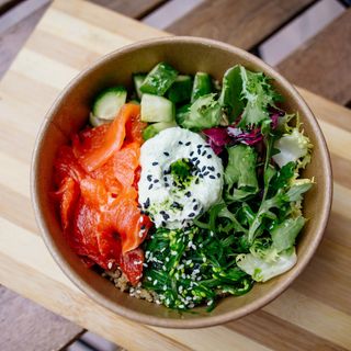 Боул з кіноа, лососем та чукою